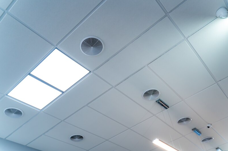 Подвесной потолок на основе СМЛ и ГКЛ долговечное решение для внутренней отделки.