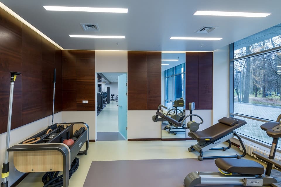 Отделка стеновыми панелями спортивных центров 